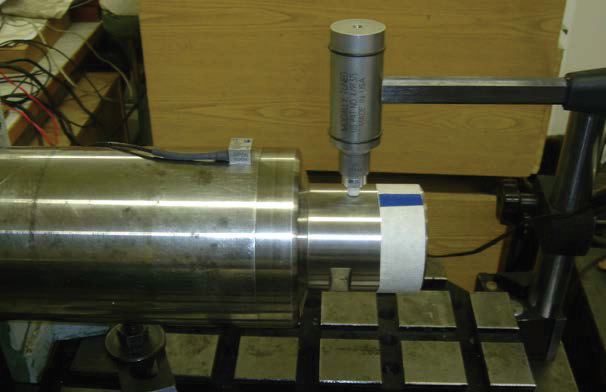 Рис. 3. Импульсное нагружение шпинделя и измерение реакции трехкомпонентным акселерометром